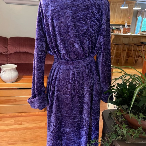 Delicate gorgeous purple crushed velvet look poly. Large - Picture 5 of 15